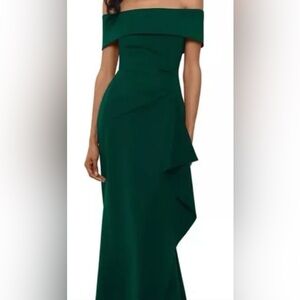XscapeOff-the-Shoulder Short Sleeve
Ruched Side Ruffle Shirred Scuba Crepe
Gown